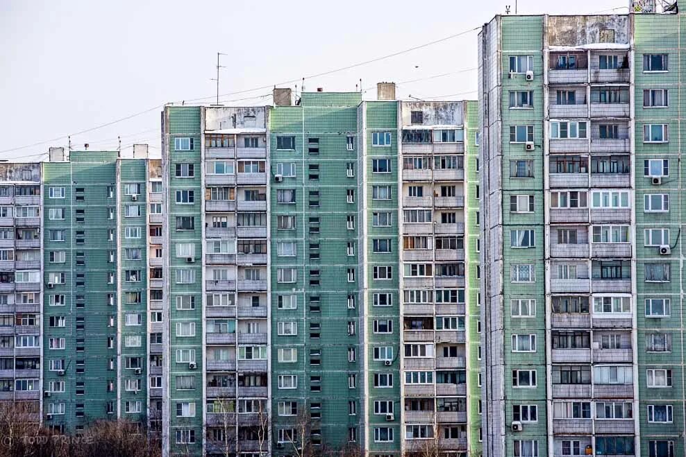 фасад многоэтажки. цвет панельного дома. многоэтажный дом разноцветный. цветовое решение фасадов многоэтажных жилых домов. панельный многоквартирный дом.