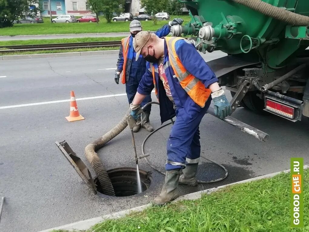 Прочистка воронеж. Ливневая канализация Люберецкий Водоканал. Прочистка ливневой канализации. Прочистка канализационных люков. Прочистка ливневок.