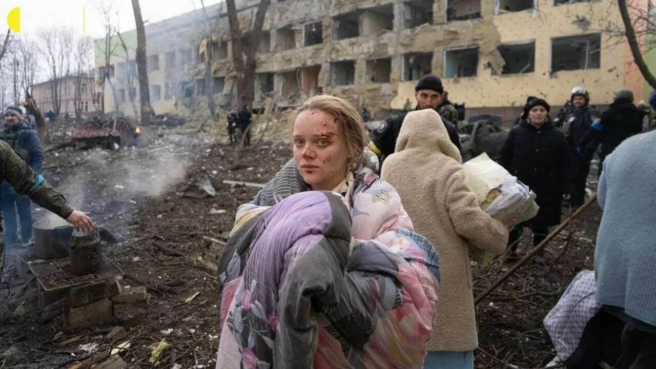 Разбомбили хохлов. Авиаудар по детской больнице в Мариуполе. Разрушенная Украина 2022 Мариуполь.