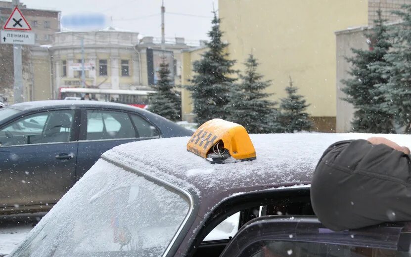Таксиста ударили кирпичом. Жалоба на таксиста. Дорогие машины в Ижевске. Фото питерского таксиста. Водитель такси ижевск