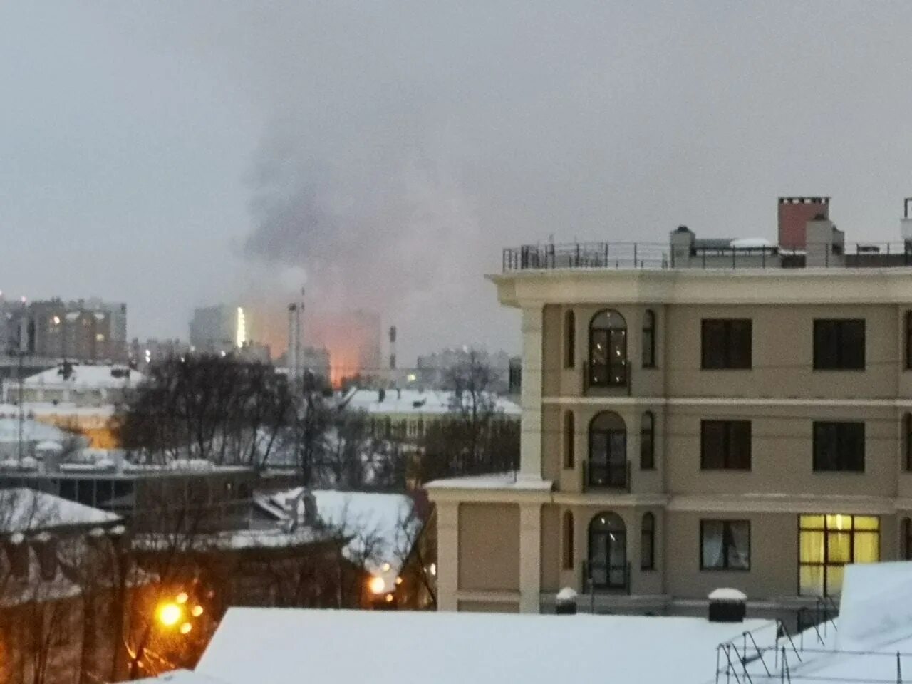 Горящие казань. Пожар частного дома в казани. пожар в казани 26.11.2025 частный сектор. пожары в казани 1559 год. казань усады пожар частный дом.