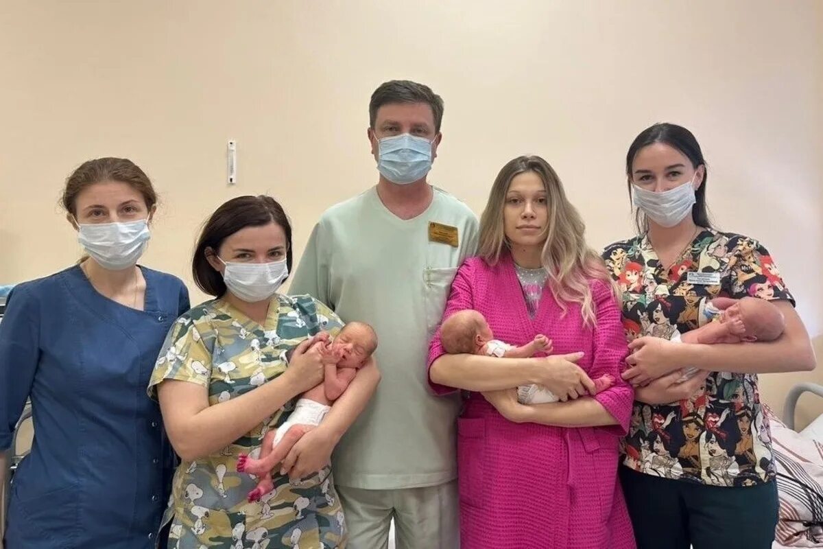 Ростовская область семья. Власенко перинатальный центр. Выписка тройни из перинатального центра 2021. Власенко перинатальный центр. Десногорск тройня.