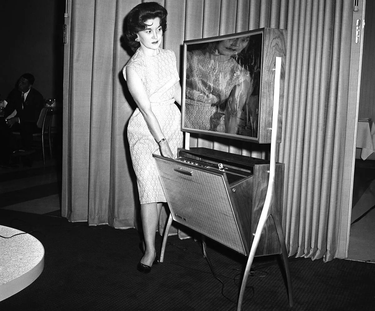 Плоский телевизор 1961 года. Чикаго. Телевизор 50х годов. Телевизоры 60-х. Телевизор 60 годов.