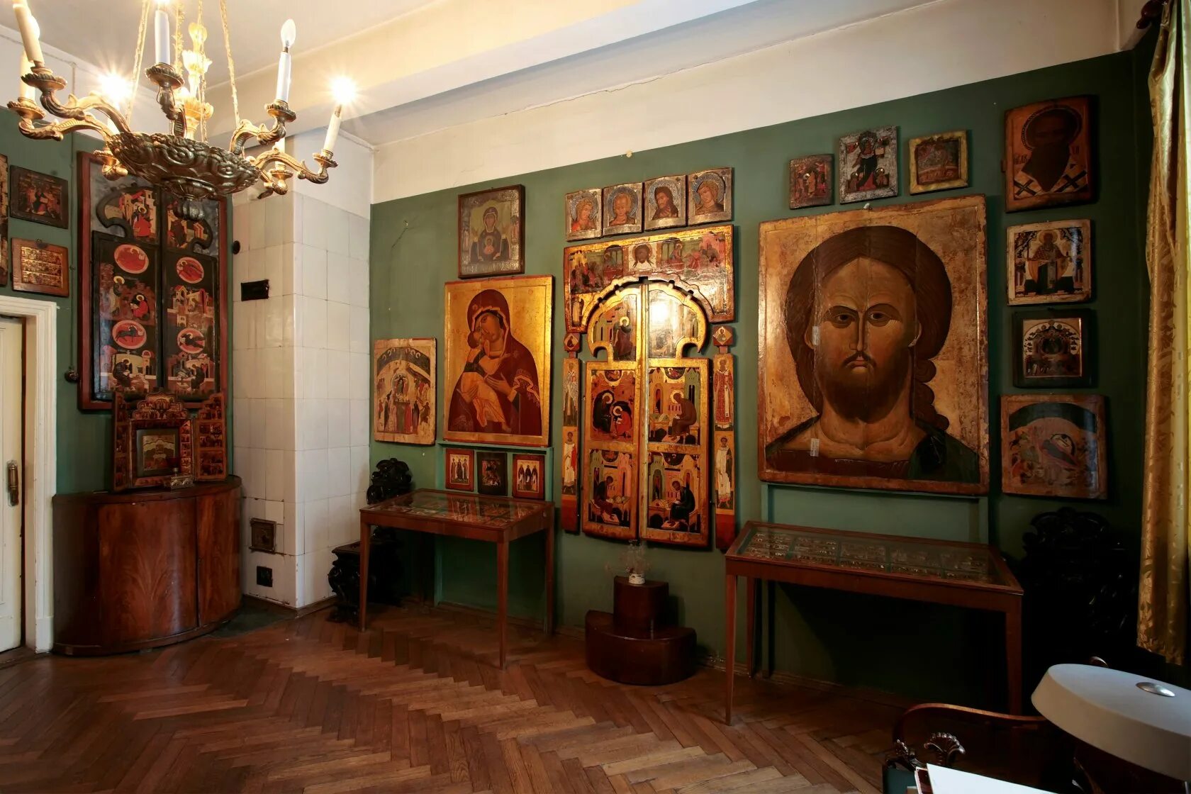 пермь музей иконостас. много икон в доме. храм спаса нерукотворного иконостас. старообрядческая часовня интерьер россии. иконы в квартире.