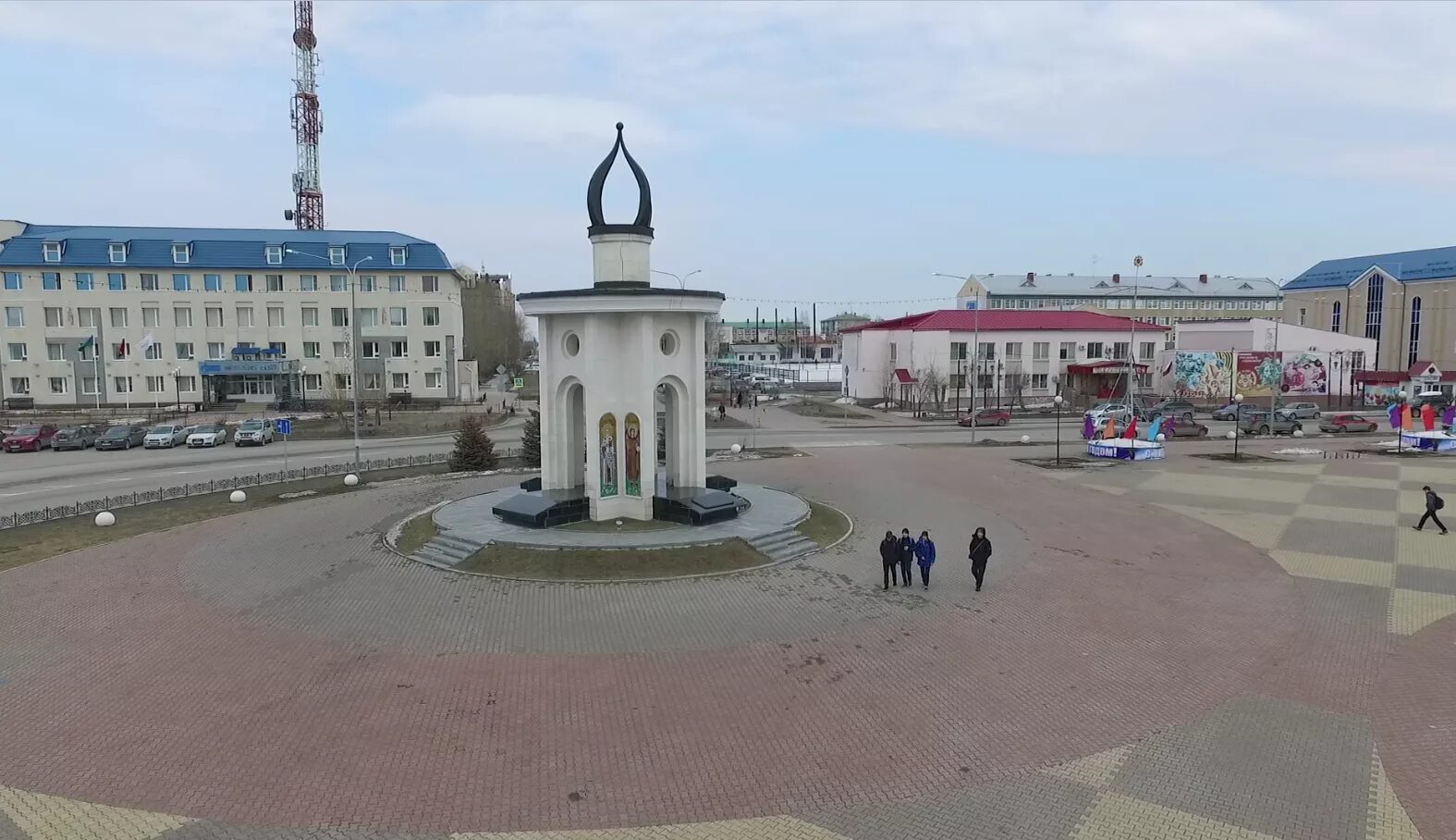 Сайты югорска хмао. Часовня Югорск. Монумент-часовня Югорск. Югорск ХМАО. Югорск центр города.