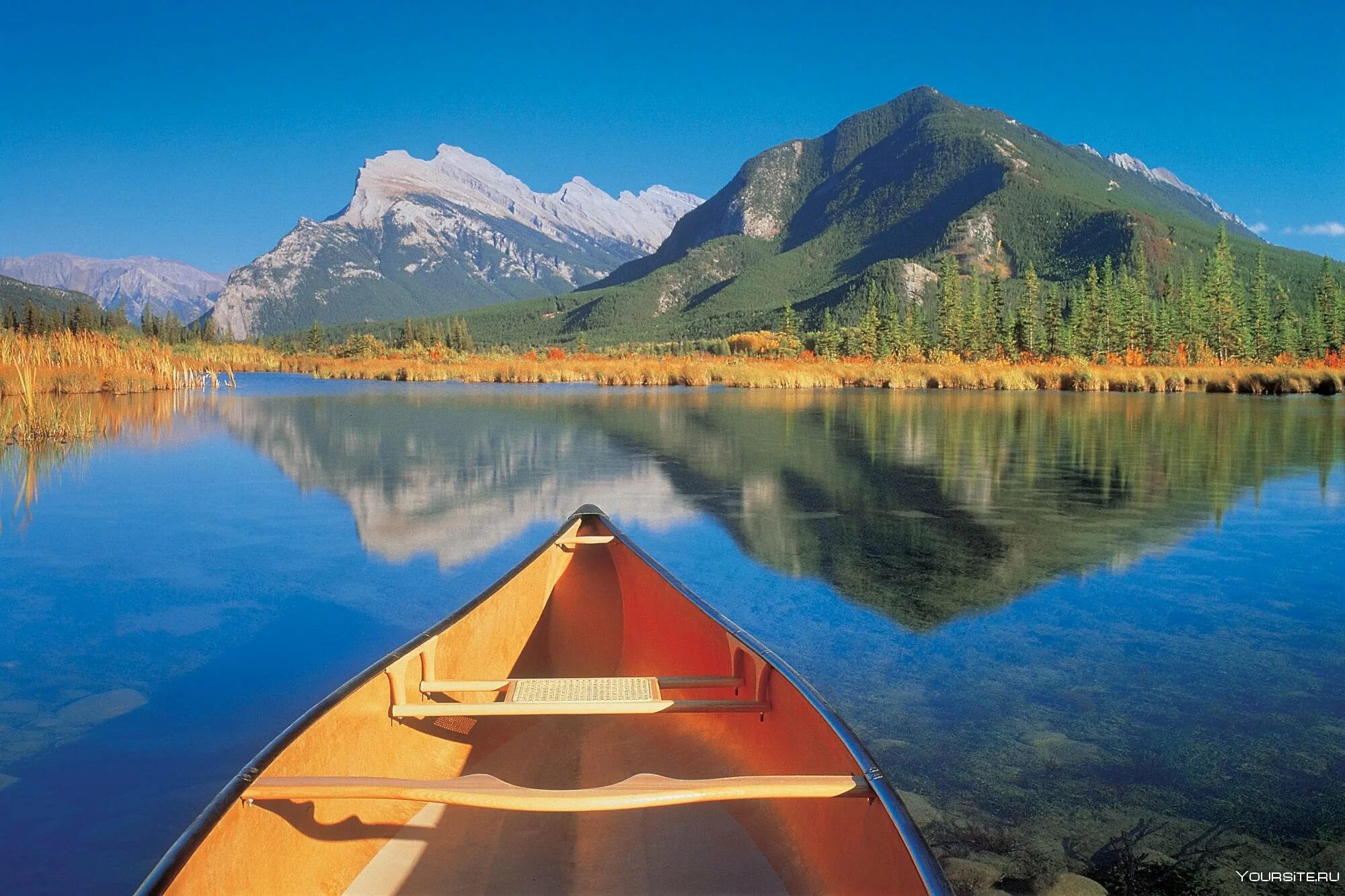 Путешествуем на лодке. Путешествие на лодке. Природа путешествия. Лодка на озере в горах. Вид из лодки.