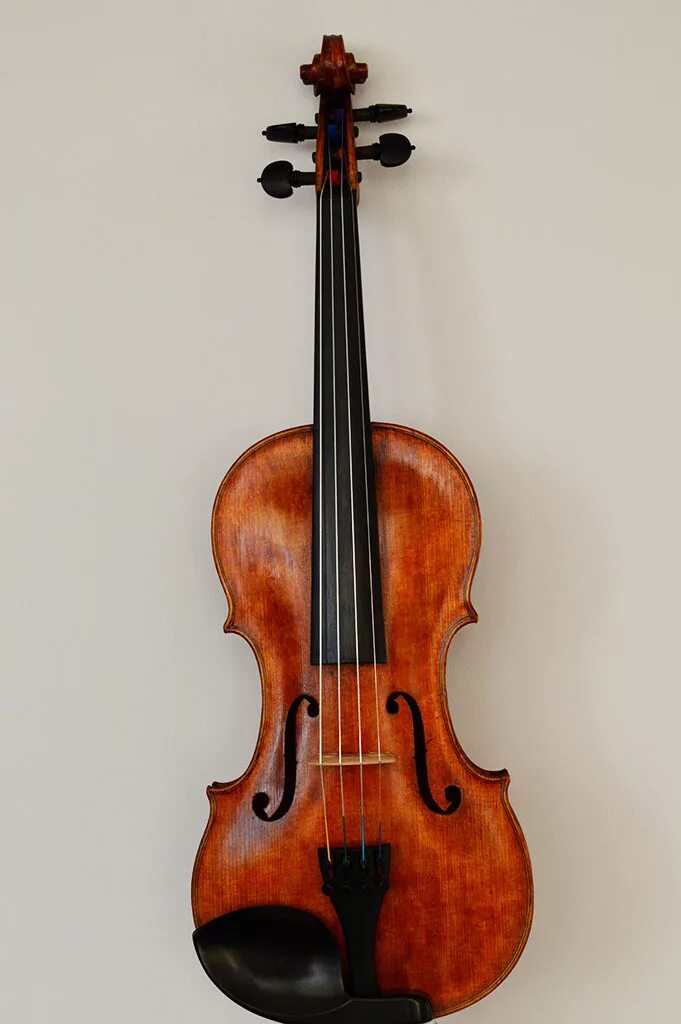 Старенькая скрипка. Скрипка. Старинная скрипка. Антикварная скрипка. Скрипка 18 века.