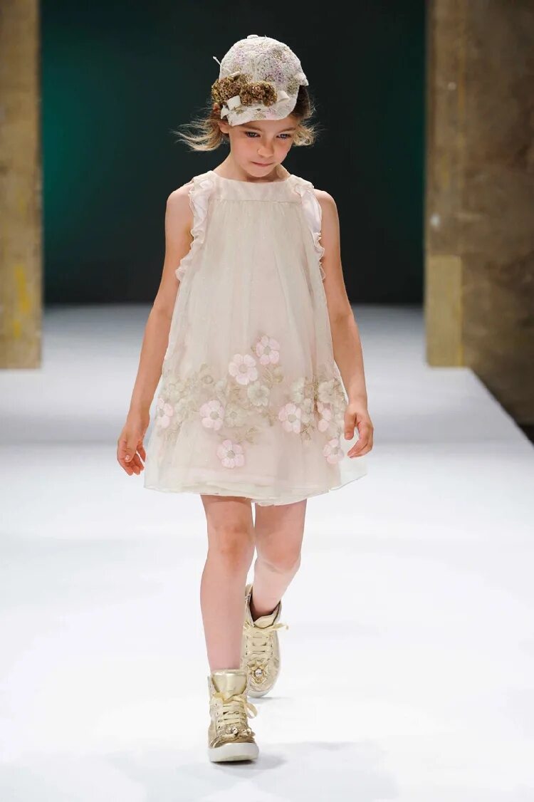 одежда пика. маленькие девочек в кружевных. боди для детей. девочки впрозраачном платье. малышка в боди.