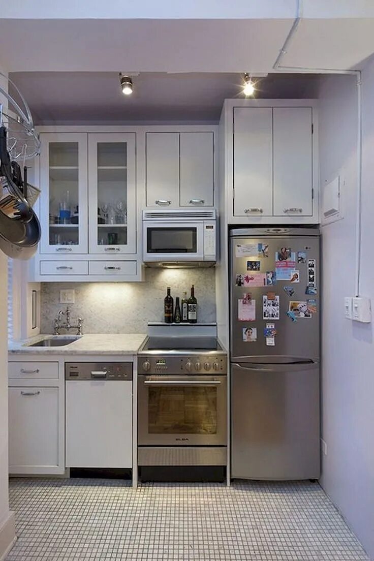 Куплю квартиру духовке. Маленькая кухня с холодильником. Мини кухня с холодильником. Кухня с маленьким холодильником. Холодильник в маленькой кухне.