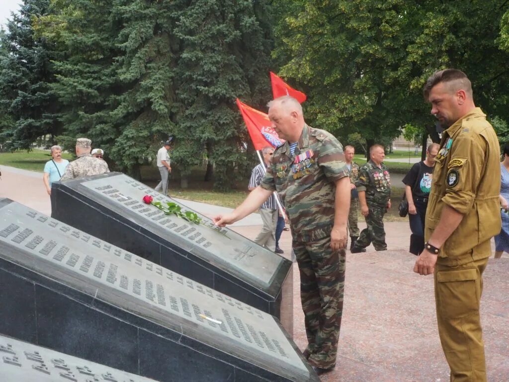 Ростов на дону ветераны боевых действий. Боевое братство Пенза. Памятники участникам боевых действий в Санкт-Петербурге. Жилье ветеранам боевых действий. Аллея ветеранов боевых действий Рогожина.