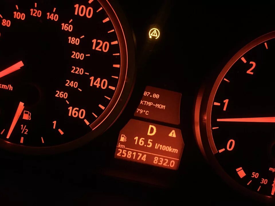 Лампа давления масла дизель бмв х5 е70. Спидометр бмв x5m e70. Приборная панель m5 e60. Как посмотреть температура двс bmw e70. Sicaklik gösterge bmw e60.