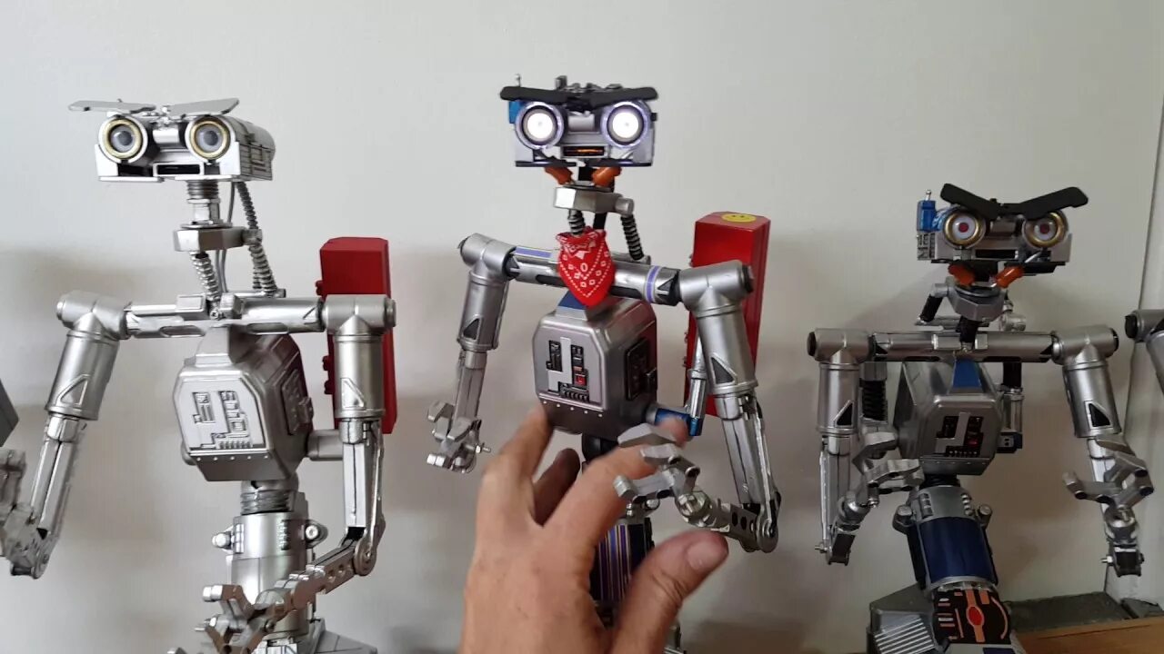 Джонни 5 робот. Short circuit Johnny 5 робот. Робот Джонни 5 игрушка. Робот Джонни короткое замыкание 1986.