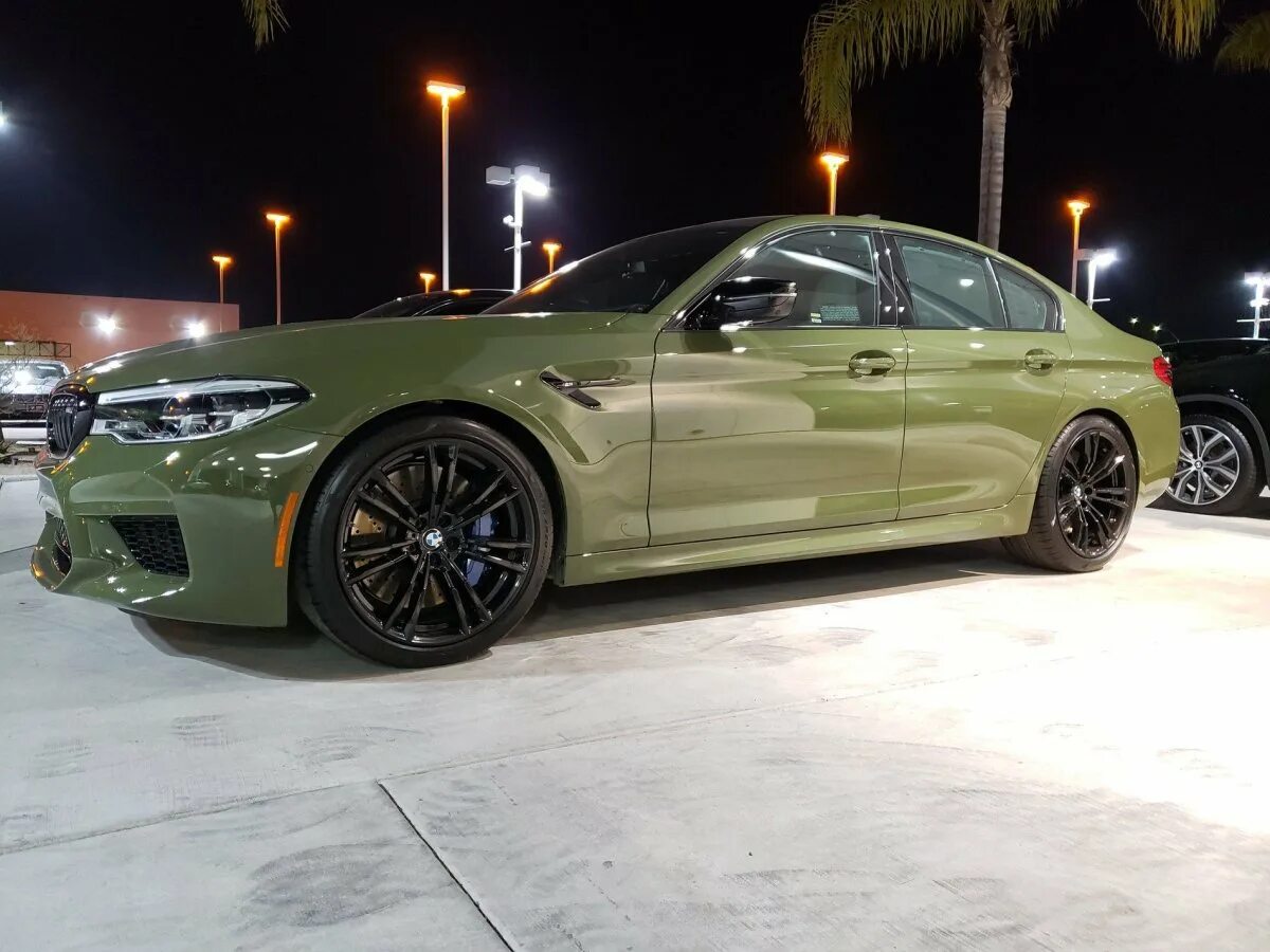 Бмв хаки. BMW m5 f90 хаки. BMW m5 f90 Urban Green. BMW m5 f90 Competition Green. BMW m5 цвет хаки.