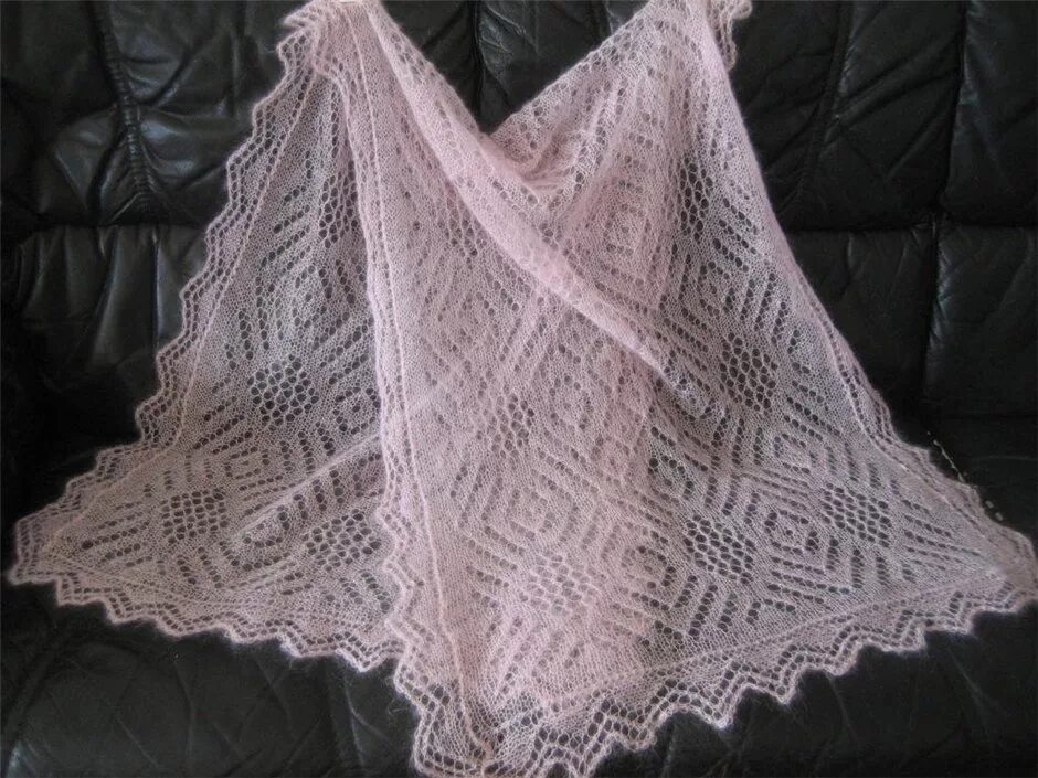 Палантин спицами мастер класс. Палантин ширли паден. вязаный палантин. палантин спицами. ажурный палантин спицами.