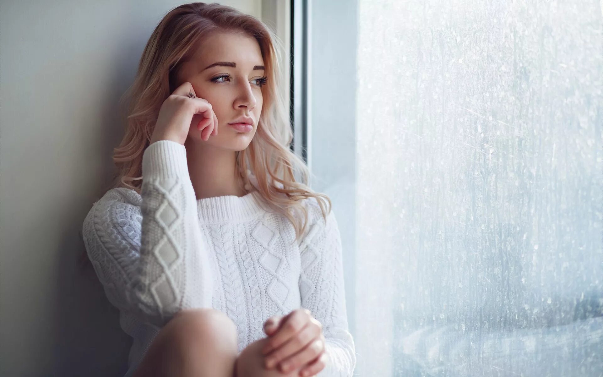 Amelie юлия амелина 2020. скромные условия. красивая задумчивая девушка. маргарита успенская. скромные условия.