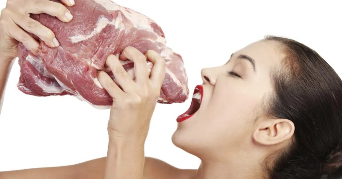 Женщинам мясо в год. Женщинам мясо в год. Продавец колбасы. Девушка с овощами. Мясо на прилавке.
