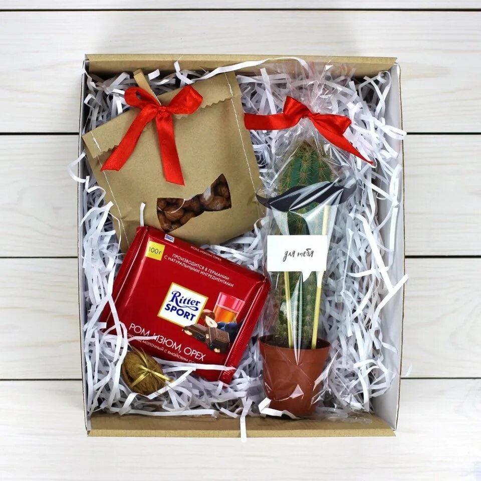 Подарок коллеге на новый год. Small present. Оригинальные корпоративные подарки на 8 марта. Подарок бюджетной организации. Оригинальный подарок коллеге.