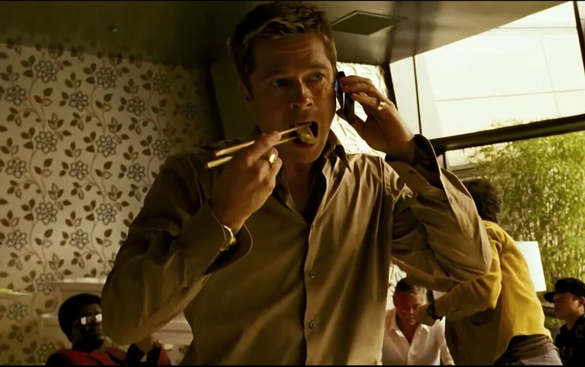 Жевание. Жую за балансом слежу. Мужик хавает чипсы. Быстрое поедание еды. Слежу за фигурой чуть отвлекусь.