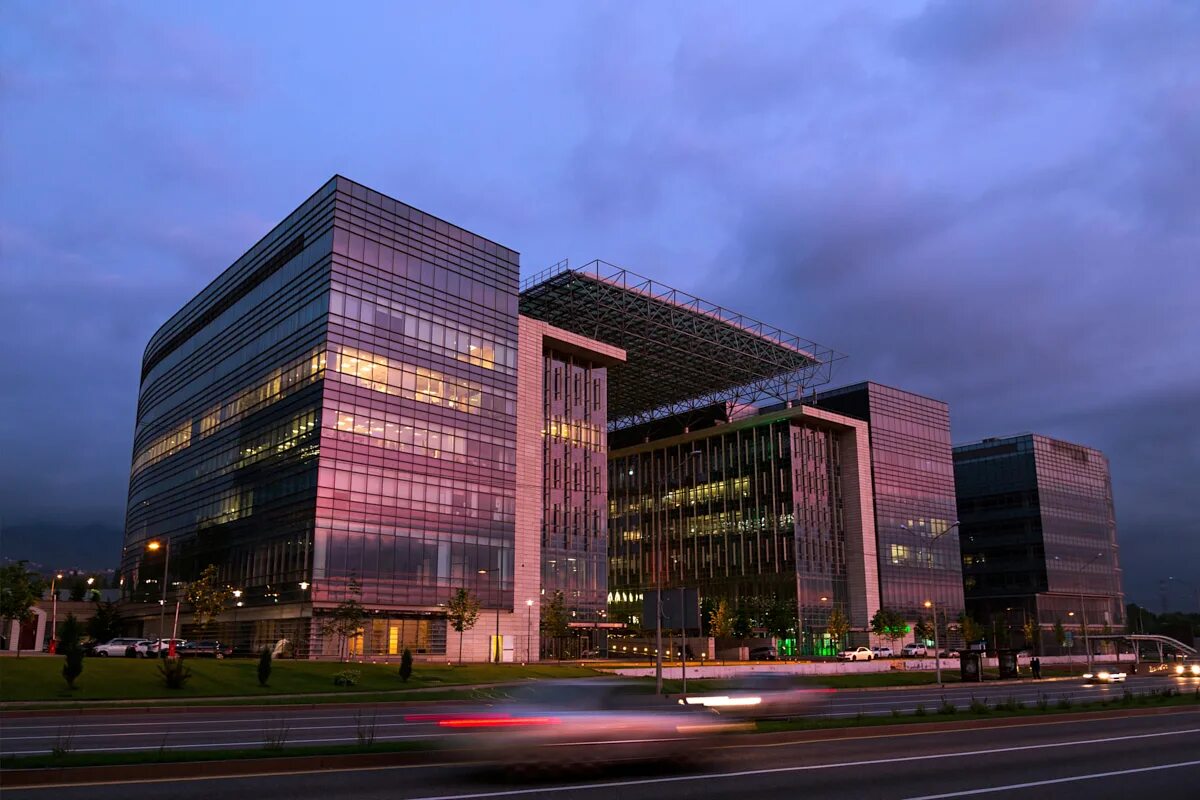 достык плаза. алматы казахстан. мэрия алматы. алматы стеклянный небоскрёб. алматы казахстан.