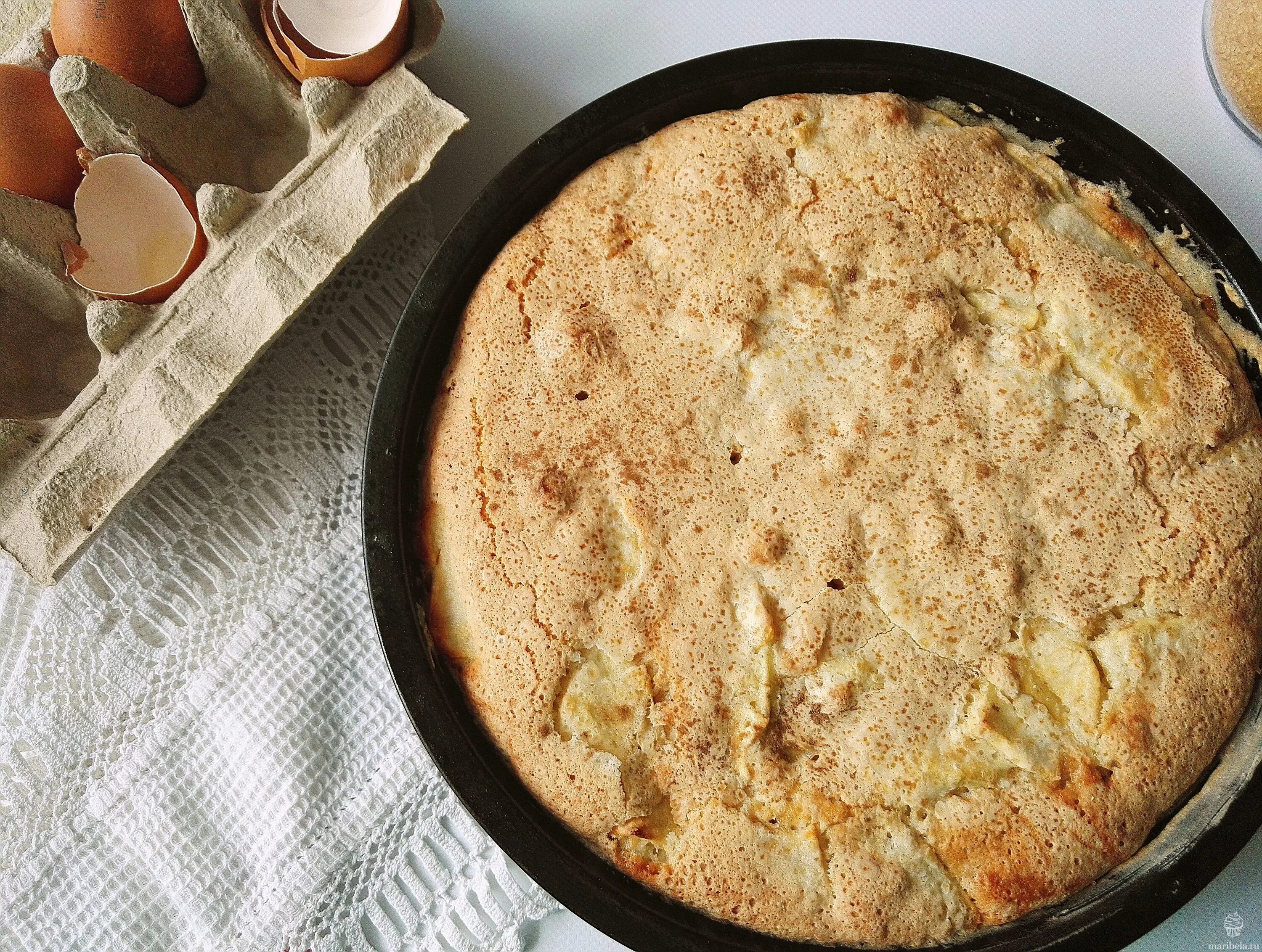 Шарлотка с яблоками и брусникой. Шарлотка на сковороде с яблоками рецепт классическая. Шарлотка на сковороде с яблоками рецепт классическая. Яблочная шарлотка. Шарлотка с яблоками на сковороде.
