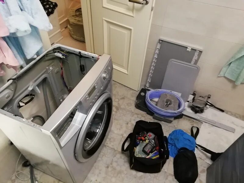 Разобранная стиральная машина. Ремонт стиральных машин. Ремонтирует стиральную машину. Починка стиральной машины. Цена ремонта стиральных машин в спб