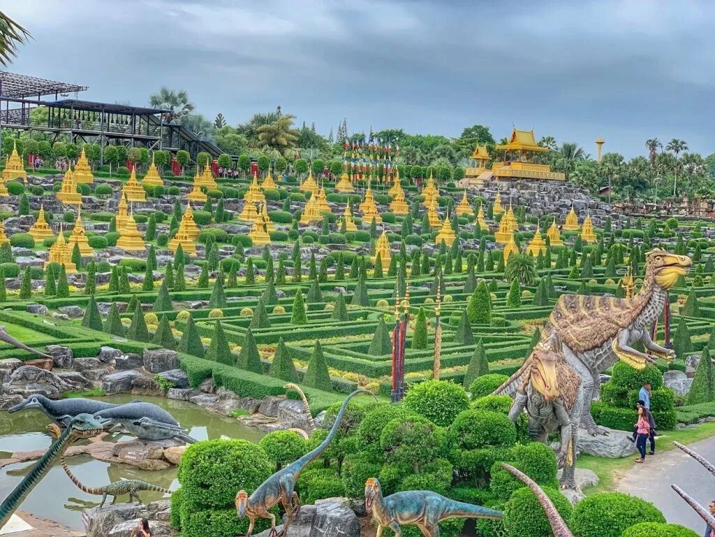Сад мадам Нонг Нуч в Паттайе. Таиланд Ботанический сад Нонг Нуч. Парк Нонг Нуч в Паттайе динозавры. Нонг Нуч 2023.