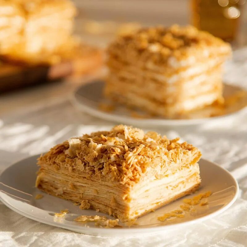 Карамельный наполеон. Как сделать хрустящий торт. Пирожное «наполеон». Торт из безе с миндалем. Хрустящий торт.