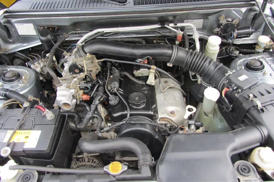 Паджеро 2 под капотом. Mitsubishi pajero pinin двигатель 1. Паджеро 2 4g64. 0 под капотом. 4 л.