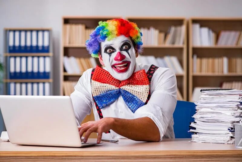 Сидящий клоун. Клоун за компьютером. Клоун перед компьютером. Клоуны за столом. Клоун программист.