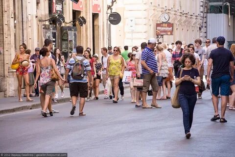 Почему подходят люди на улице