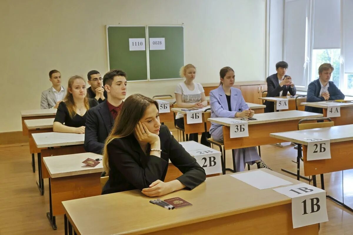 В каком году ввели в школах егэ. В каком году появилось егэ. Школьники сдают егэ. Даты проведения экзаменов. Введение егэ.