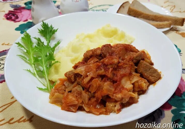 Тушеная капуста с картофельным пюре. Пюре с тушеной капустой. картофельное пюре с тушеной капустой. картофельное пюре с тушеной капустой и мясом. толченка с тушеной капустой.