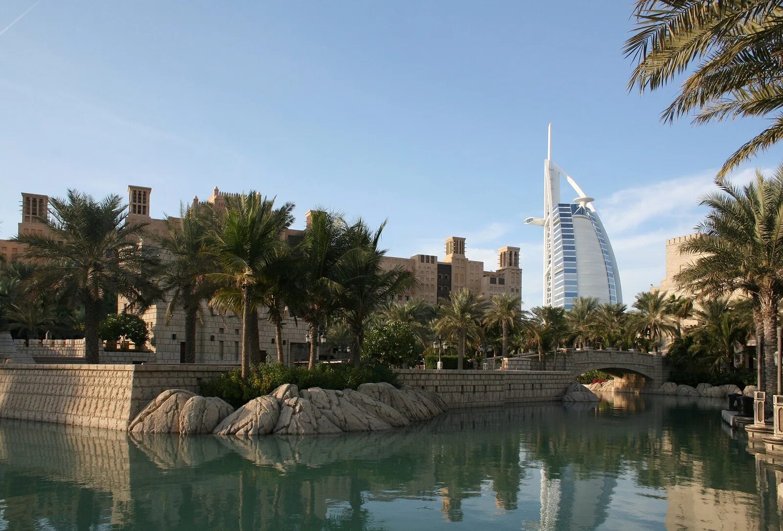 Дубай колледж омск. Колледж в дубае. Эс сафух ферст. Me world. Al qasr madinat jumeirah пляж.