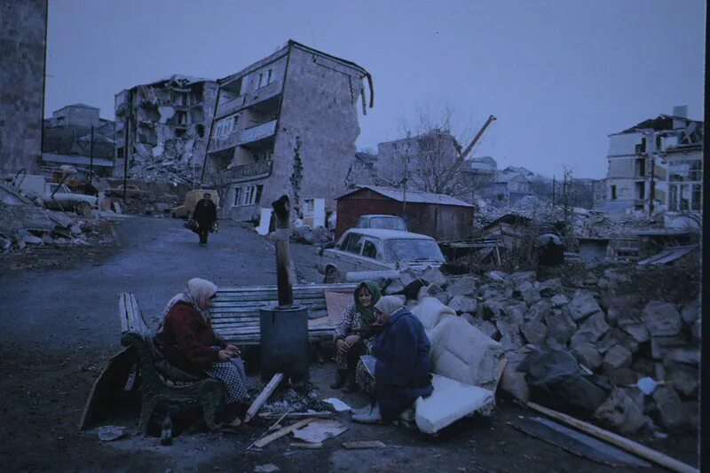 Ереван 1988. Спитакское землетрясение 1988. Спитак землетрясение 1988. Армения Спитак землетрясение 1988 город. Землетрясение в Армении в 1988.