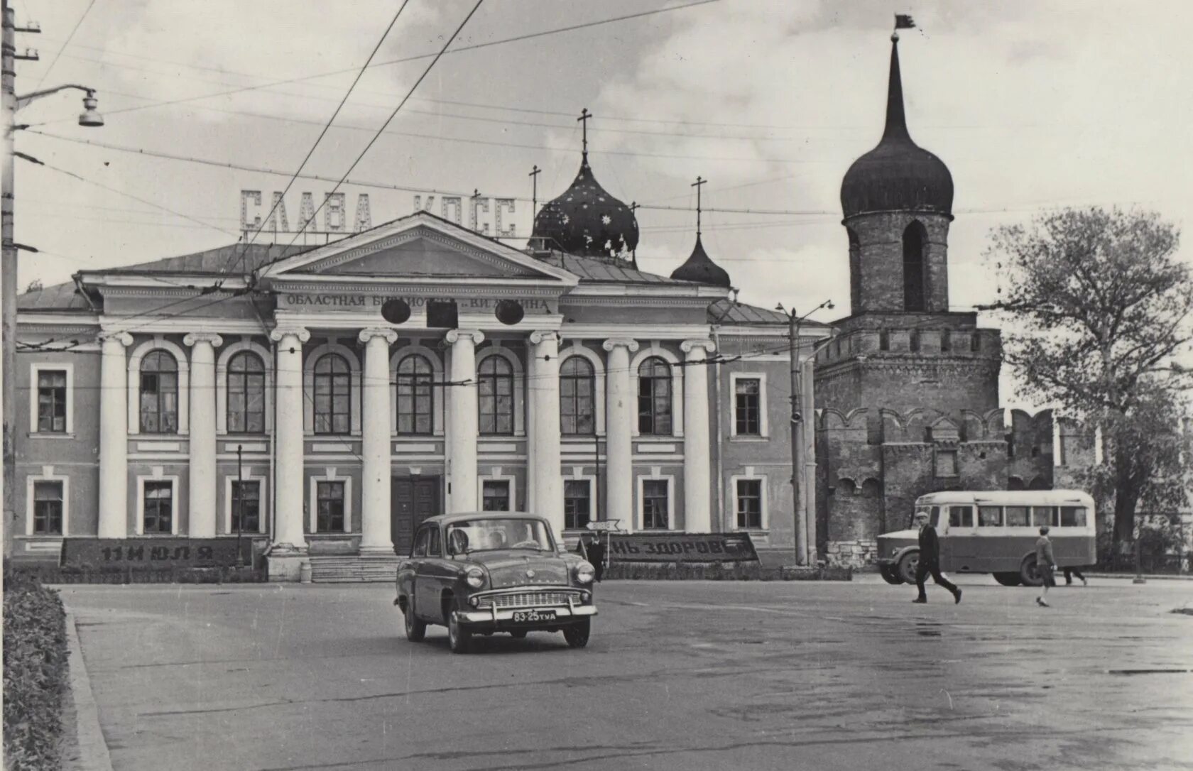 Тула дворец труда. Крестовоздвиженский площадь тула. Фонтан на крестовоздвиженской площади в туле. Крестовоздвиженская площадь 1. Крестовоздвиженская церковь тула.