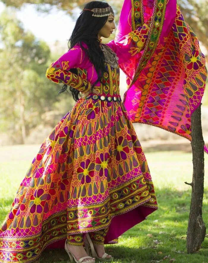 Афганистанский национальный костюм. Афганские платья. Афганские национальные ткани. Афганская женская одежда.