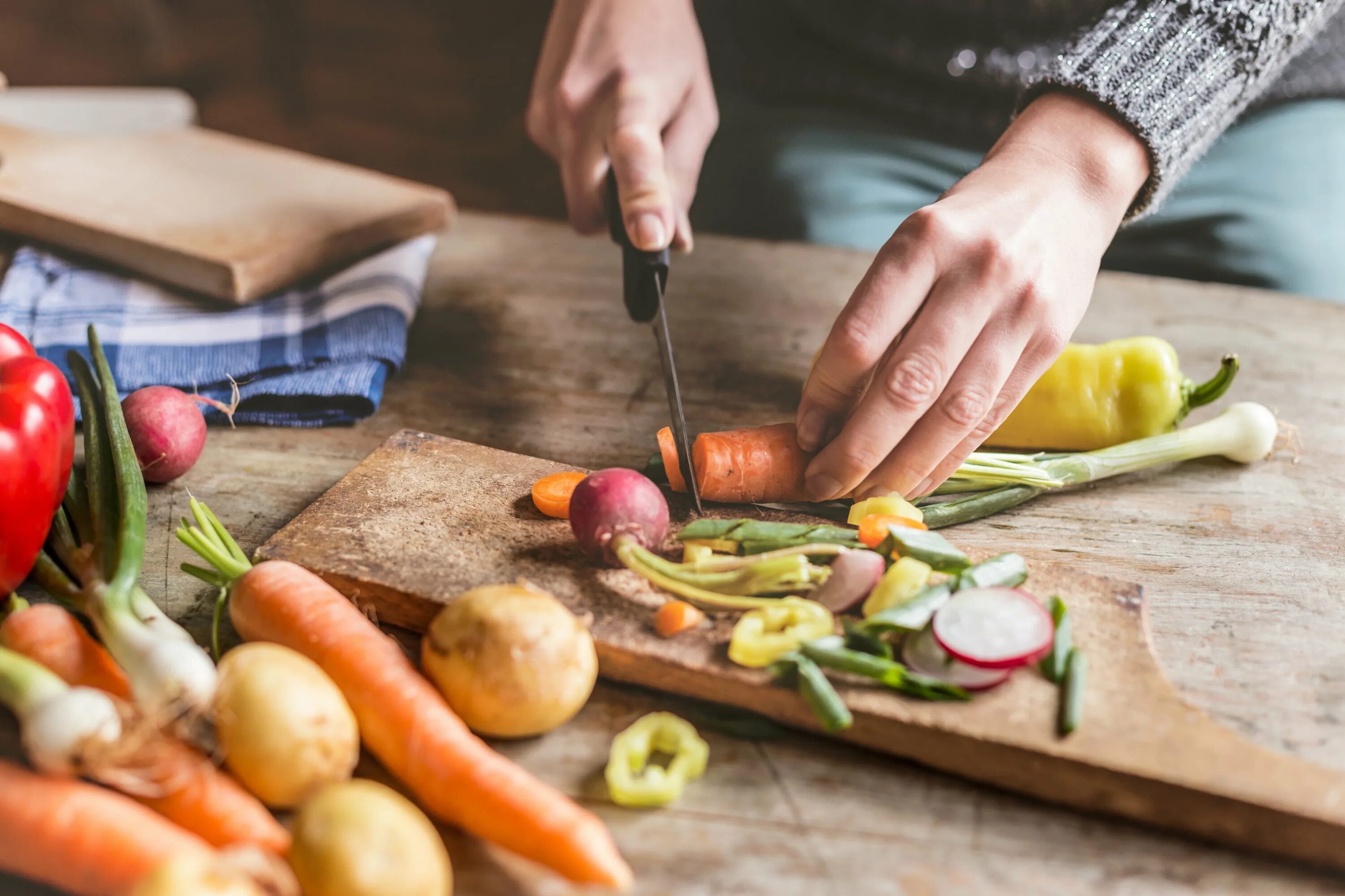 Chop vegetables. Овощи "кухня". Овощи на столе. Готовка овощей и фруктов. Кухонный стол с овощами.