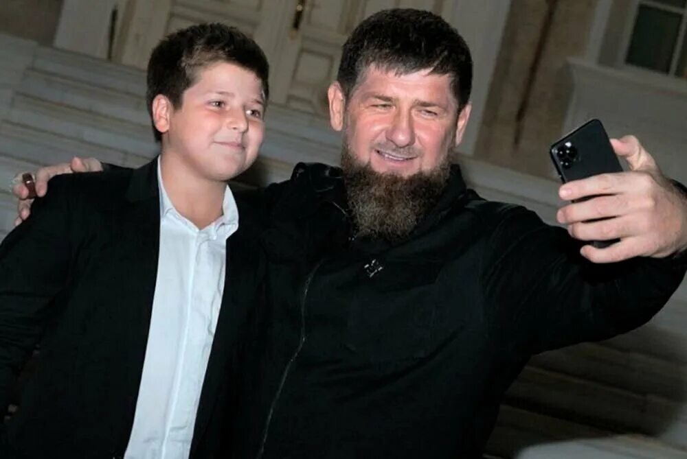 Сына главы чечни рамзана кадырова. Старший сын рамзана кадырова 2022. Сын кадырова ахмат. Ахмат кадырова младший. Сына главы чечни рамзана кадырова.
