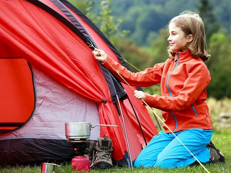 Little camp. Кемпинг девушки. Девушка в палатке. Образ девочки для кемпинга. Девушка в костюме палатки.