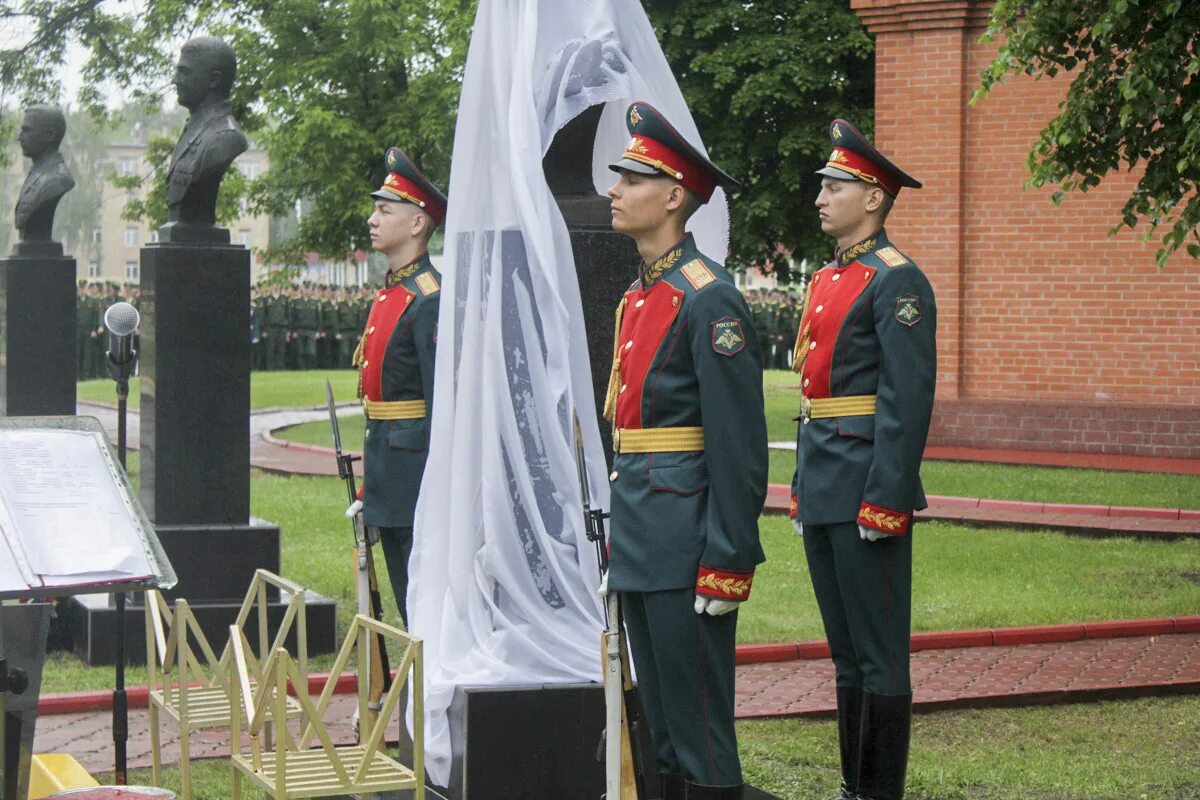 Каким показан полковник в сцене. Герои России МОСВОКУ. Герои России выпускники МОСВОКУ. МВВКУ герои.