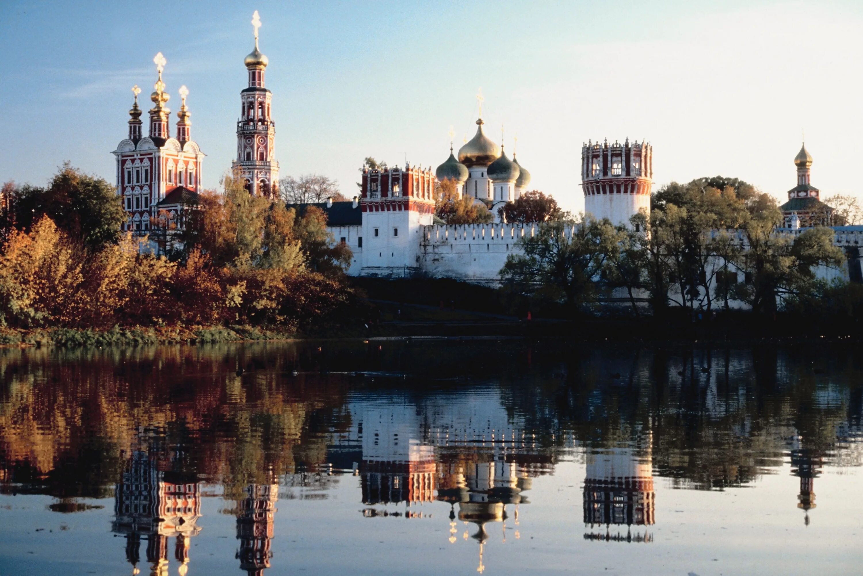 Москва была основана на берегах. Когда была основана москва. Новодевичий монастырь в москве. Москва основана на берегах. Московский кремль юрия долгорукого.