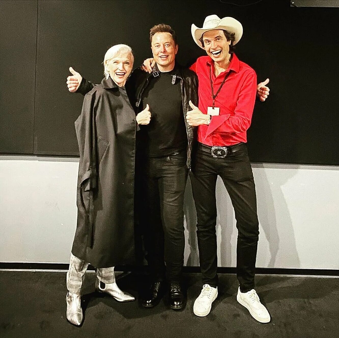 илон маск биография национальность родители. илон маск биография национальность родители. элон маск thumbs up. илон маск. талула райли и элон маск свадьба.