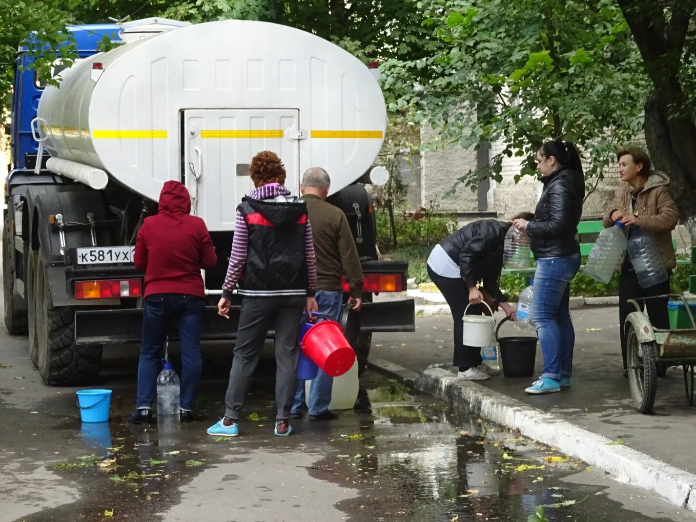 Авария на водоводе в Шахтах. Подвоз воды Новошахтинск. Подвоз воды цистернами ГУП РО УРСВ. Шахты Водоканал. Погода в шахтах на сегодня по часам