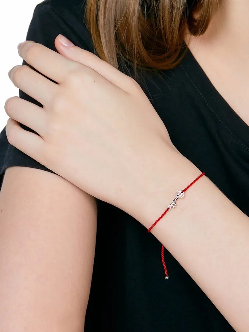 браслеты обереги на руку. красные браслеты на руку. красная нить на руке. красный браслет на запястье значение. красные браслеты на руку.