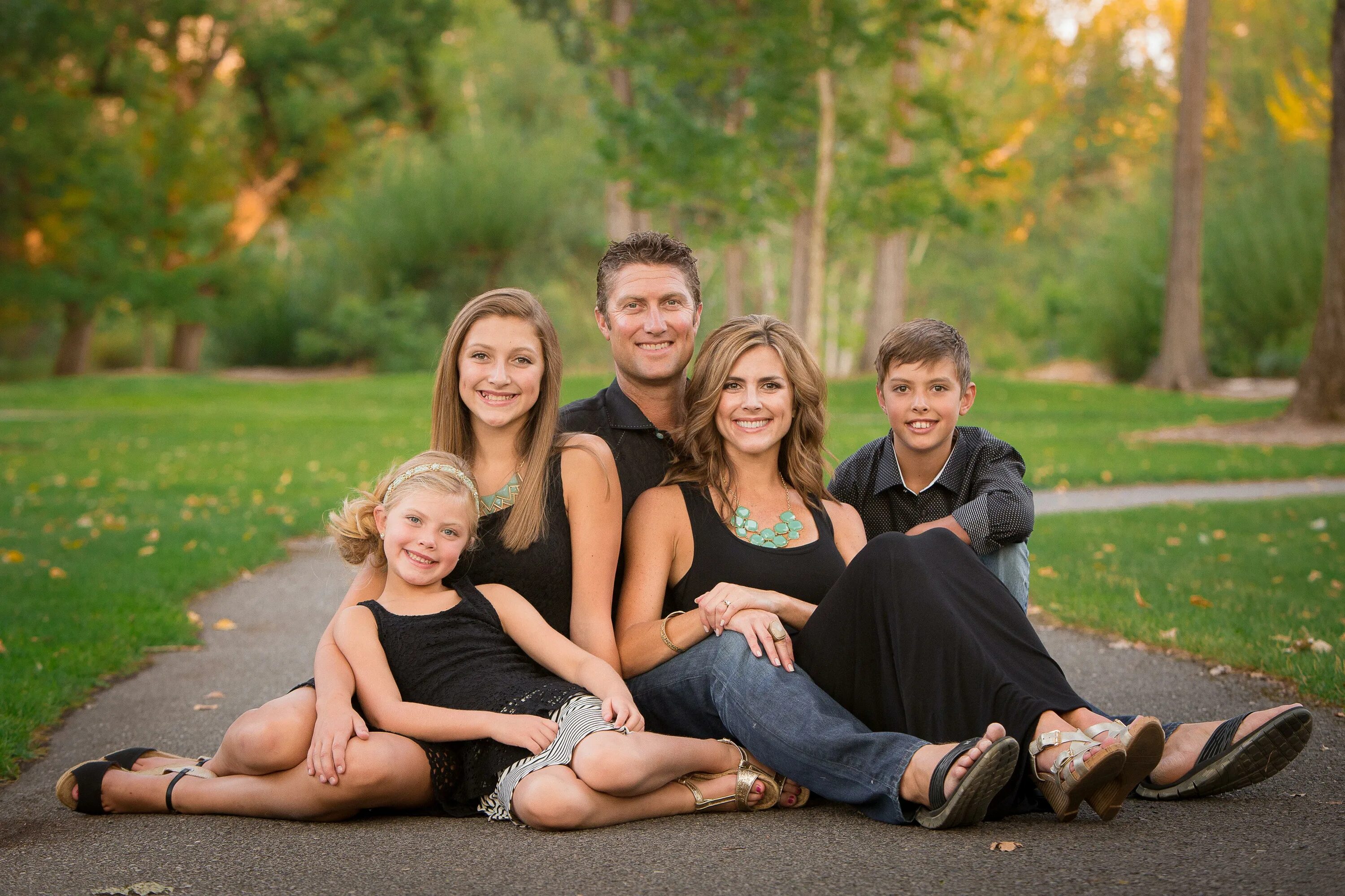 Друзья семьи 18. Семейная фотосессия. Семейный портрет. Фотография семьи. Фон для семейного портрета.