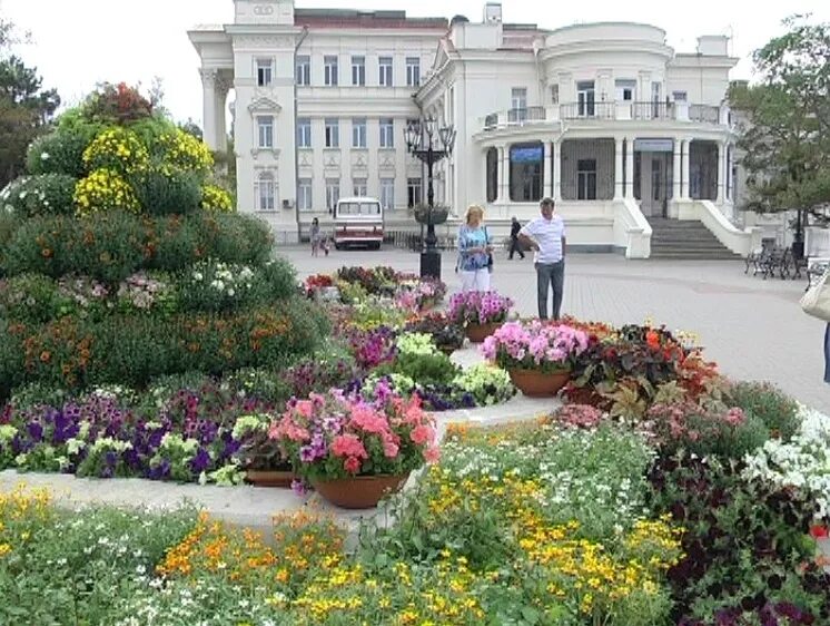 Севастополь куплю растения. Приморский бульвар Севастополь цветы. Клумбы Севастополя. Приморский бульвар Севастополь вазоны. Клумбы Крыма.