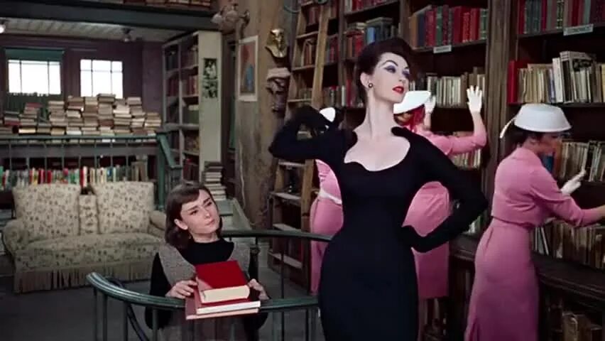 Забавная мордашка хепберн. Одри хепберн в красном платье фильм. Забавная мордашка одри. Одри хепберн забавная мордашка. Одри хепберн в фильме забавная мордашка.