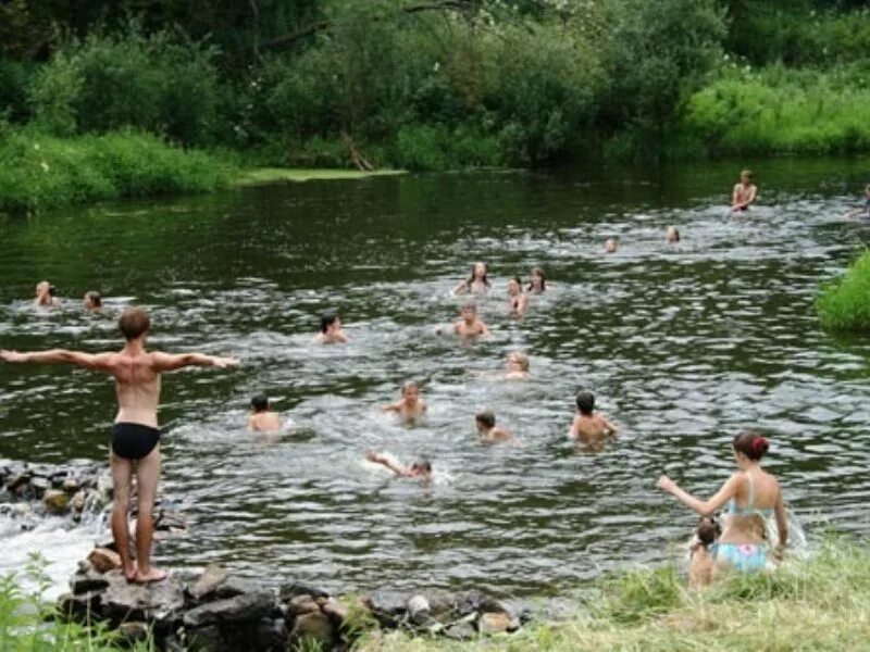 Купаться в реке. Купаемся на речке. Дети купаются в реке. Искупаться в речке. Человек выйдя из реки после купания