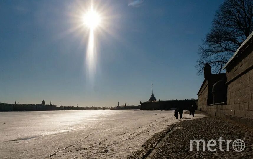 Когда в питер придет тепло 2025. Питер без солнца. солнечные ванны у петропавловской крепости. петропавловская крепость загар зимой. загар на петропавловке.