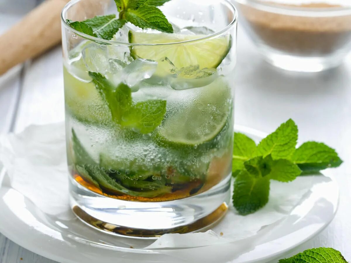 Мохито 18. Mojito Classic коктейль. Коктейль Мохито безалкогольный. Мохито классический. Мохито лимонад безалкогольный.